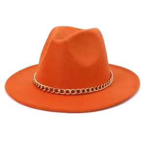Vue de détail du chapeau fedora en feutre de laine orange avec un élégant décor de chaîne dorée.