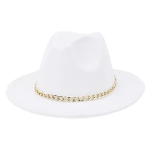 Vue détaillée d'un chapeau fedora blanc en laine orné d'une élégante chaîne dorée chic.
