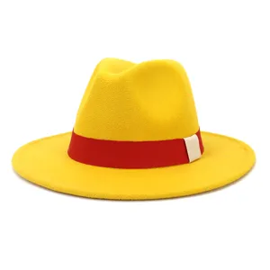 Détail chapeau fedora en laine jaune, chapeau jazz à bord plat large avec ruban rouge et boucle.