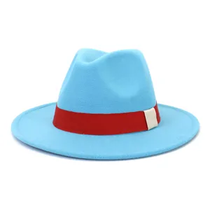 Détail chapeau fedora en feutre de laine bleu, large bord plat ruban rouge et boucle