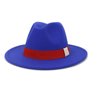 Gros plan détaillé d'un chapeau feutre bleu élégant avec un ruban rouge distinctif.