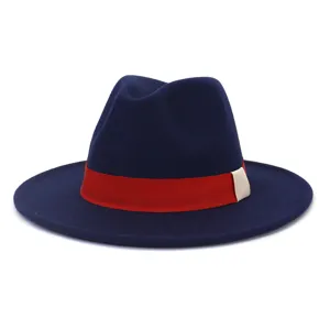 Vue détaillée du chapeau fedora en feutre de laine bleu avec un ruban rouge et beige.