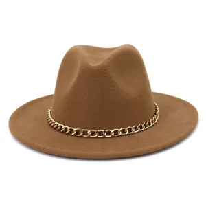 Chapeau fedora en laine marron pour femmes et hommes, avec chaîne dorée élégante et large bord.