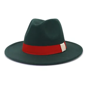 Vue détaillée du chapeau feutre vert foncé doté d'un ruban rouge élégant et raffiné.