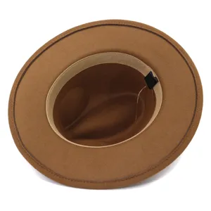 Vue detaillee du chapeau fedora en feutre de laine marron avec doublure interieure.