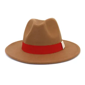 Chapeau fedora en feutre marron classique avec ruban rouge élégant pour hommes et femmes mode.