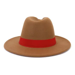Vue rapprochée du chapeau fedora en feutre de laine marron avec un ruban rouge élégant.