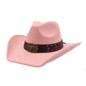 Sombrero de vaquero occidental de ante rosa con banda de cuero tachonada y hebilla de toro.