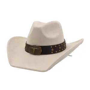 Sombrero de vaquero occidental de ante beige con tira de cuero marrón, tachuelas y hebilla.