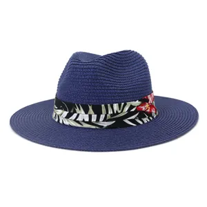 Blauer Strohhut Fedora mit tropischem Blattmuster-Band, stilvoller Sonnenschutz am Strand.