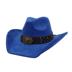 Sombrero de vaquero occidental de ante azul con hebilla de calavera y tachuelas metálicas.