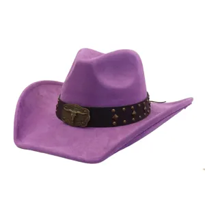 Detalle sombrero vaquero ante sintético morado, hebilla cráneo de toro, tachuelas.