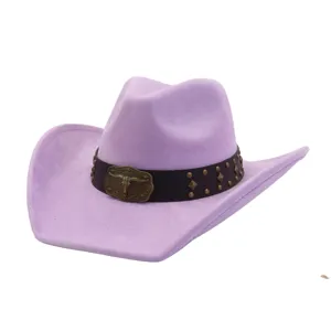Vista detallada de un sombrero de cowboy western de ante morado con banda tachonada y calavera.