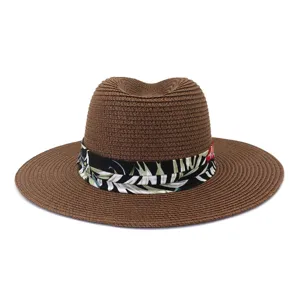 Detailansicht stilvoller brauner Strohhut mit tropischem Muster Band fur Sommerstrand.