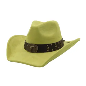 Vista detallada del sombrero vaquero de ante amarillo verdoso con hebilla de cráneo de toro.