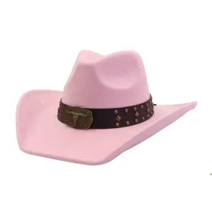 Detalle de sombrero de vaquero occidental de ante rosa con hebilla de cabeza de toro.