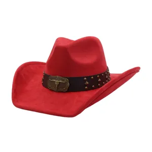 Sombrero de vaquero occidental de ante rojo con hebilla de cabeza de toro de metal.
