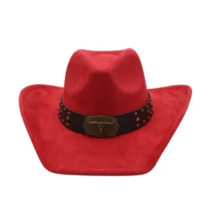 Detalle de sombrero de vaquero western de ante rojo, fedora de ala ancha con hebilla de cráneo.