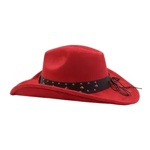 Sombrero de vaquero western de ante rojo con banda de cuero y tachuelas de metal.