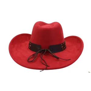 Sombrero de vaquero occidental rojo de ante sintético suave con cinturón tachonado y cordones.