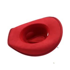 Sombrero de vaquero occidental de ante suave rojo con ala ancha, detalle de fedora.