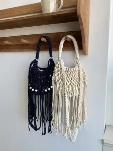 Borsa a tracolla con frange intrecciata a mano, dettaglio in blu scuro e beige.