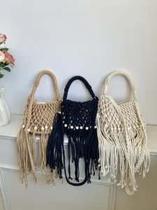 Borsa a tracolla in macramè intrecciata a mano con frange e perline per l'estate.