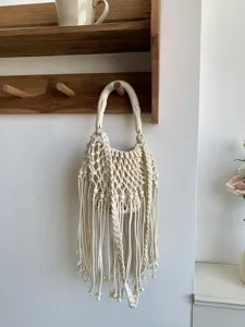 Borsa a tracolla frangiata intrecciata a mano dettaglio, boho beige cotone spiaggia.