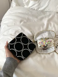 Geborduurde linnen sieraden opbergtas voor ringen kettingen en handige reisaccessoires.