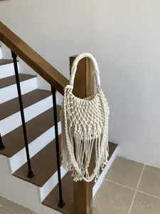 Borsa a tracolla intrecciata a mano, design elegante traforato, perfetta per la spiaggia.