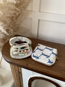 Linnen sieraden opbergtas detail met meerlagen vakken en schattig hondenmotief.