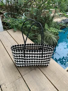 Schwarz-weiße gewebte Tasche Detail, mit robustem Griff und großem Fassungsvermögen Strand.