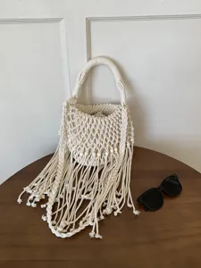 Borsa a tracolla intrecciata a mano con frange, borsa a secchiello mare macramè chic.