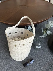 Borsa a secchiello in macramè intrecciata a mano da donna, grande borsa a spalla per la spiaggia.