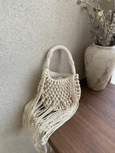 Borsa a secchiello in macramè intrecciata a mano con frange, borsa a tracolla estiva.