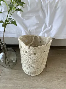 Primo piano dettaglio della borsa a secchiello in macramè beige fatta a mano elegante.