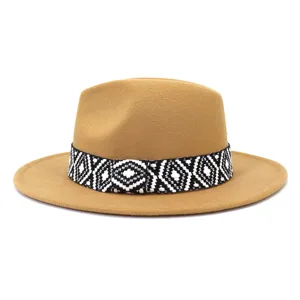 Sombrero fedora de lana color camello con banda tejida geométrica, elegante accesorio de invierno.