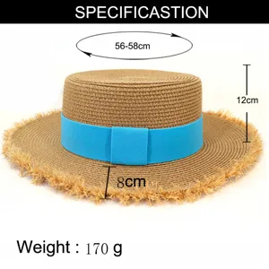 Detailansicht des flachen Damen Strohhutes mit blauem Band und fransiger Krempe.