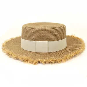 Schicker Damen Strohhut mit ausgefranster breiter Krempe für perfekten Sonnenschutz.