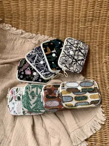Pochette de rangement multifonctionnelle brodée en coton et lin pour cartes et monnaie.
