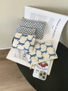 Kleine Leinen-Reißverschlusstaschen für Kosmetik und Kopfhörer, stilvolles ästhetisches Design.