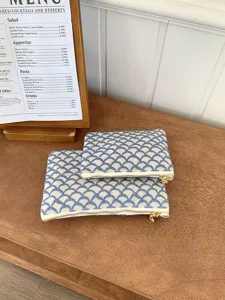 Blau-weiße bestickte Leinwand Kosmetiktasche Set, stilvoller Geldbeutel mit goldenem Reißverschluss.
