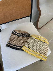 Bolso de maquillaje tejido a mano con diseño calado y cierre de cremallera para almacenamiento.