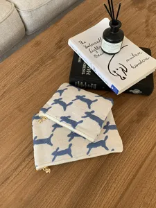 Leinwand Kosmetiktasche Set mit blauem gesticktem Tiermuster und Reißverschluss für Damen.