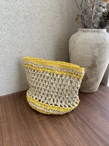 Detalle de bolsa de cosméticos tejida a mano, estuche de almacenamiento de paja calada portátil.