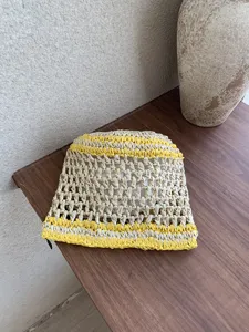 Bolsa cosmética tejida a mano con diseño calado, estuche de almacenamiento portátil para viajes.