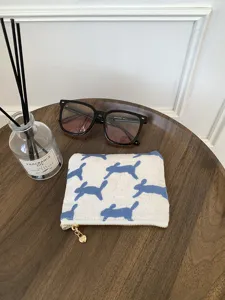 Stoff Stickerei kleine Tasche Kartenetui Münzgeldbörse Detailansicht mit Hasenmotiv.