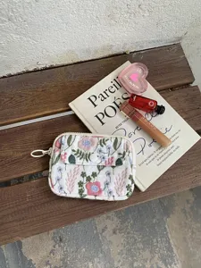 Porte-monnaie brodé de fleurs en coton lin avec double compartiment zippé pour cartes.