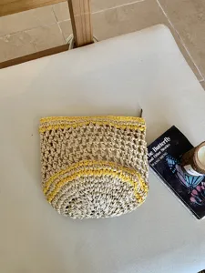 Bolso cosmético de ganchillo hecho a mano, bolsa de almacenamiento de paja beige y amarilla para viaje.