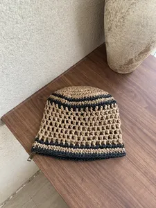 Bolso cosmético tejido a mano, bolsa de almacenamiento calada, organizador de maquillaje portátil.